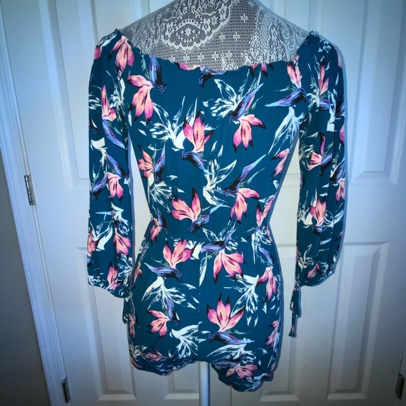 Xhilaration 3/4 sleeve floral romper sz S pockets - Picture 2 of 6